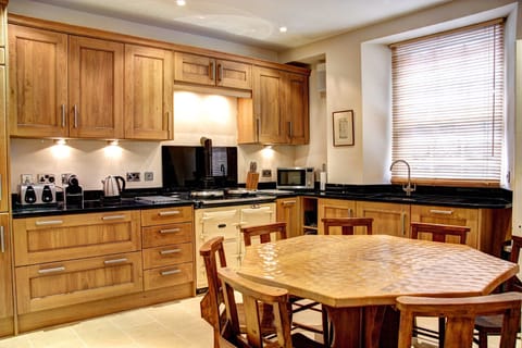 Kitchen diner, AGA, Microwave, Fridge/Freezer, Washing machine & tumble dryer