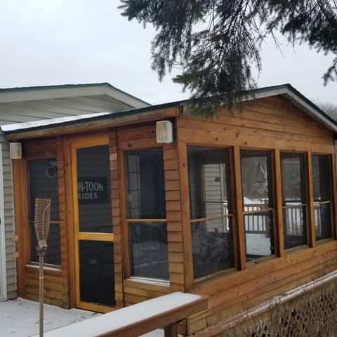 attached screened in porch