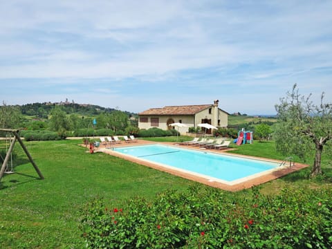Sky, Cloud, Plant, Swimming Pool, Natural Landscape, Land Lot, Water, Building, Rectangle, Leisure