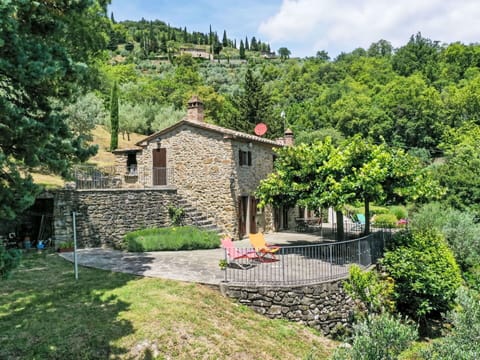 Plant, Building, Sky, Cloud, Natural Landscape, Tree, House, Window, Land Lot, Cottage