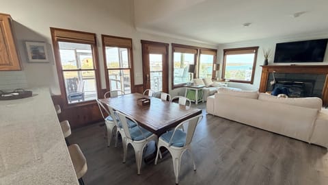 Dining area (easily seats 8)