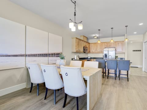 Condo 123 - Kitchen and Dining Space