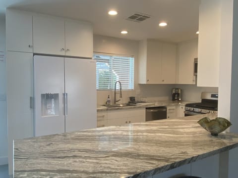 Kitchen breakfast bar