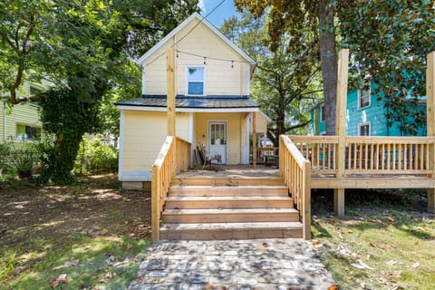 Massive 400sq ft deck ..: festive lights