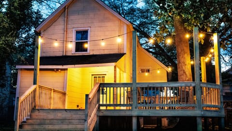 The massive 400 sq foor party deck sorrounds a 200 yr old Magnolia Tree.