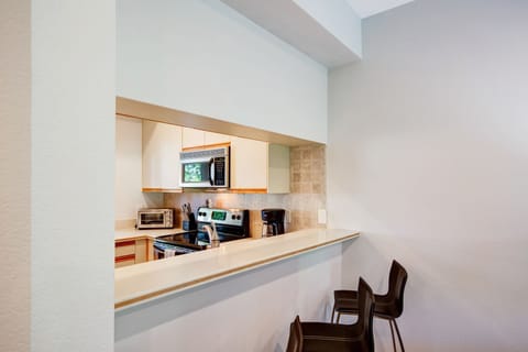 A breakfast nook to grab a coffee or quick meal.