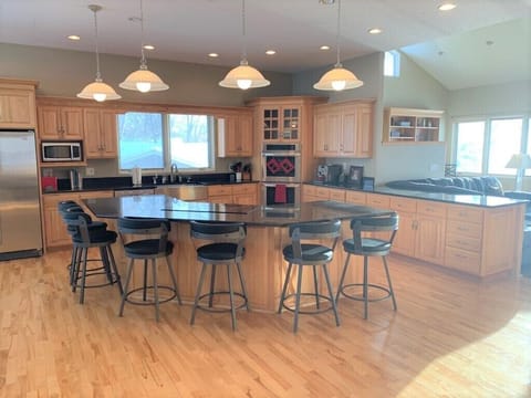 Spacious kitchen with 6 bar stools and double oven
