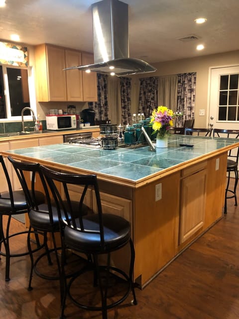 Large island seating for 10