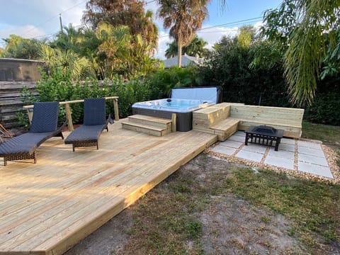 Outdoor spa tub