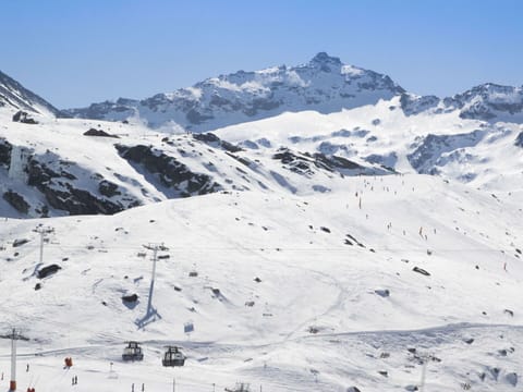 Sky, Mountain, Snow, Slope, Ice Cap, Terrain, Recreation, Mountainous Landforms, Freezing, Geological Phenomenon