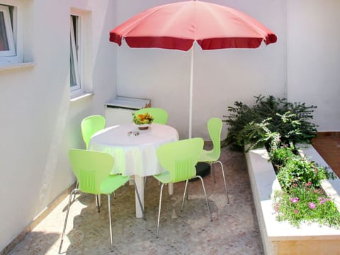 Plant, Furniture, Table, Building, Property, Chair, Umbrella, Outdoor Table, Tablecloth, Interior Design