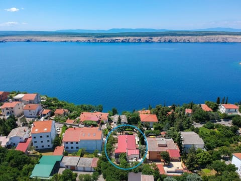Water, Sky, Water Resources, Daytime, Property, Building, Blue, Azure, Nature, Natural Landscape