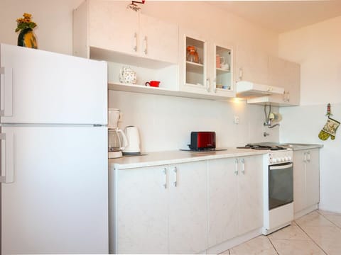 Cabinetry, Property, Kitchen Appliance, Kitchen Stove, Building, Kitchen, Home Appliance, Interior Design, Wall, Stove