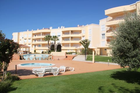Lovely pool area. Bloco D is on the right.