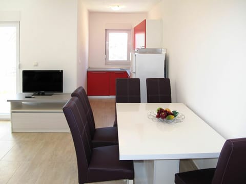 Room, Furniture, Property, Interior Design, Building, Table, House, Floor, Living Room, Suite