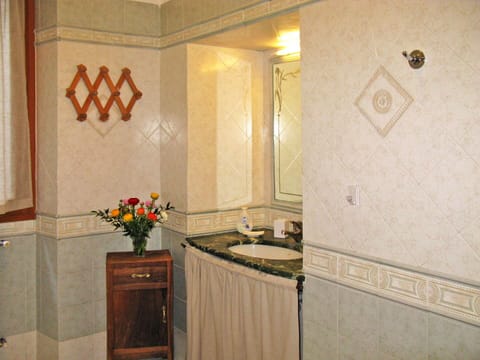 Cabinetry, Countertop, Property, Sink, Tap, Building, Flower, Houseplant, Plumbing Fixture, Wood