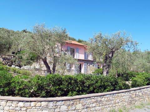 Property, Vegetation, House, Real Estate, Tree, Home, Land Lot, Building, Rural Area, Plant Community