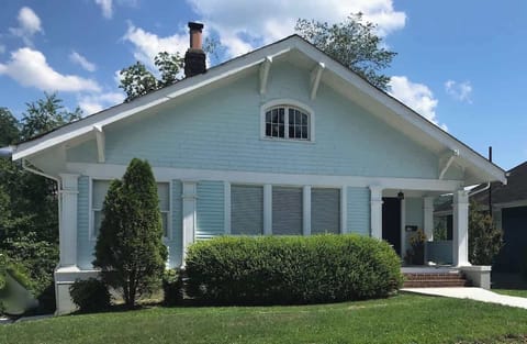 Welcome to the Small Town Charmer! Hazard's best home away from home! 