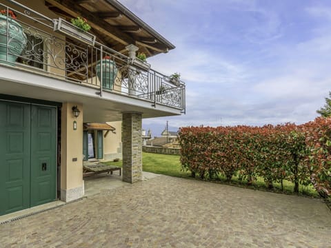 Sky, Plant, Cloud, Property, Building, Door, Land Lot, Window, Wood, House