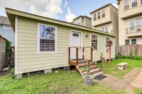 Houston Vacation Rental | 2BR | 1BA | 840 Sq Ft | 4 Steps to Enter