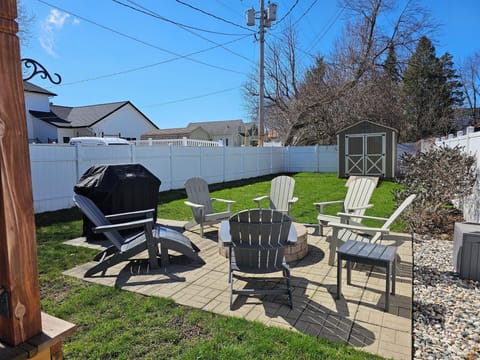 Wonderful fire pit with wood provided and all tools for roasting marshmallows!