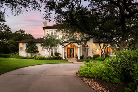 CIRCULAR DRIVE MAKES FOR EASY PARKING