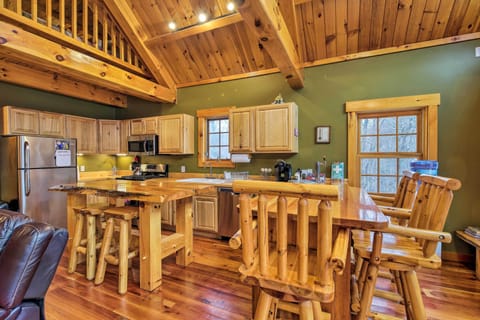 Dining Area | Dishes & Flatware Provided