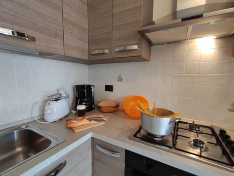 Brown, Property, Kitchen Sink, Countertop, Cabinetry, Sink, Kitchen, Kitchen Stove, Kitchen Appliance, Wood