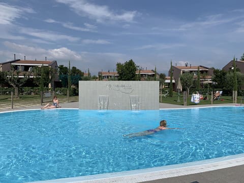 Water, Cloud, Swimming Pool, Sky, Azure, Leisure, Aqua, Composite Material, Fun, Rectangle