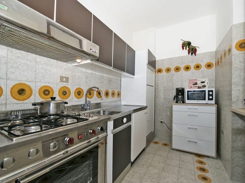 Countertop, Room, Kitchen, Property, Yellow, Cabinetry, Gas Stove, Major Appliance, Furniture, Kitchen Stove