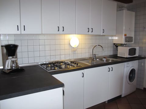 Kitchen Sink, Sink, Tap, Cabinetry, Countertop, Kitchen Stove, Kitchen, Plumbing Fixture, Cooktop, Kitchen Appliance