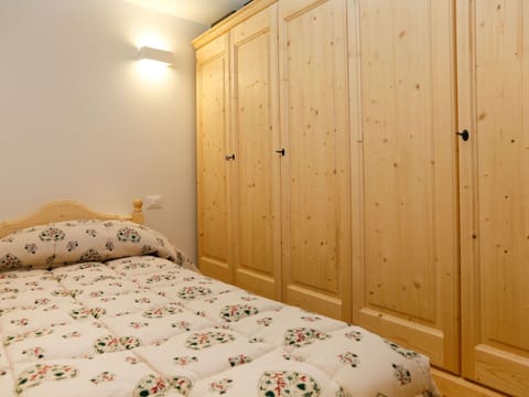 Furniture, Property, Cabinetry, Textile, Building, Comfort, Wood, Bed, Interior Design, Floor