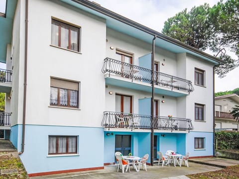 Window, Building, Plant, Tree, Urban Design, Sky, Neighbourhood, Residential Area, Door