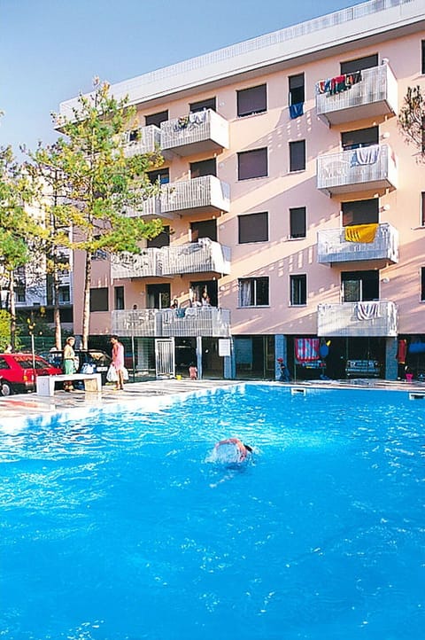 Water, Building, Daytime, Property, Window, Sky, Blue, Swimming Pool, Azure, Condominium