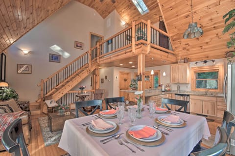 Dining Space & Living Room | Dishware/Flatware | Free WiFi | Central A/C & Heat