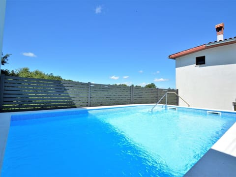 Water, Sky, Cloud, Building, Swimming Pool, Blue, Azure, Plant, Shade, Rectangle