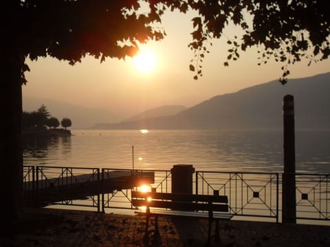 Water, Sky, Atmosphere, Afterglow, Light, Mountain, Dusk, Sunset, Tree, Lake