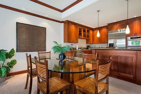 Dining room seats 6 comfortably.