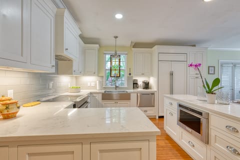 Beautiful updated and equipped kitchen