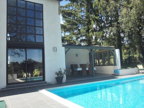 Dining in the shade.