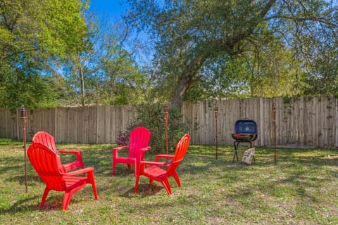 Select where you want to sit - but enjoy a great fenced in yard!