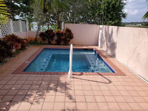 10 person outdoor hot tub with 2 private outdoor showers 