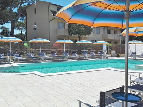 Water, Swimming Pool, Umbrella, Building, Light, Blue, Azure, Sunlounger, Shade, Outdoor Furniture