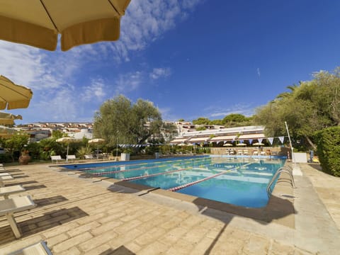 Water, Plant, Sky, Daytime, Property, Swimming Pool, Building, Azure, Sunlounger, Outdoor Furniture