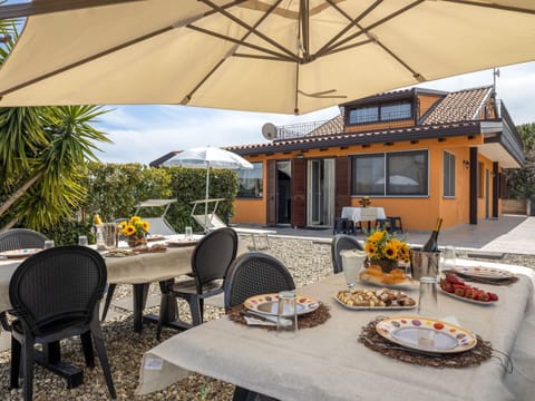 Table, Property, Plant, Furniture, Flowerpot, Chair, Umbrella, Building, Shade, Outdoor Furniture