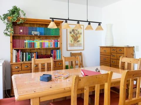 Table, Furniture, Property, Shelf, Bookcase, Wood, Shelving, Building, Interior Design, Cabinetry