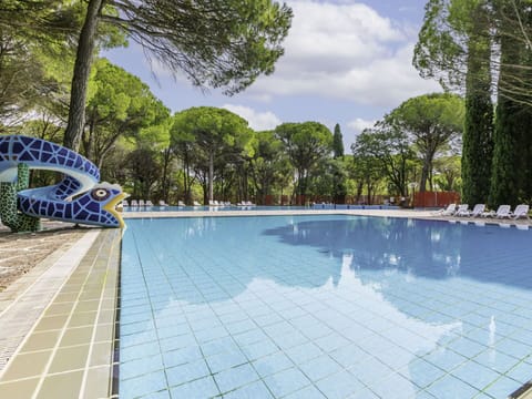 Wood, Lighting, Interior Design, Flooring, Floor, Living Room, Real Estate, Hardwood, Table, Beam