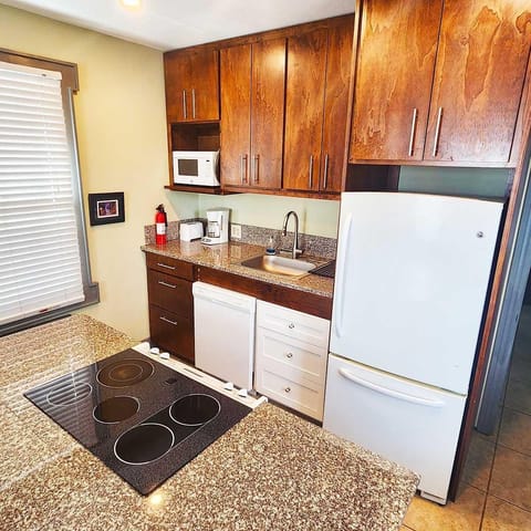 Full Kitchen with dishwasher