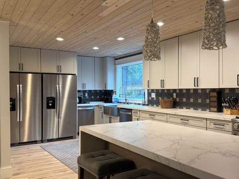 Kitchen with 2 fridges and 2 dishwashers/2 ovens