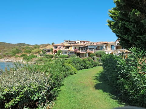 Building, Cloud, Sky, Plant, Daytime, Property, Window, Water, Swimming Pool, Azure